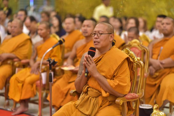 วัดไผ่ล้อม จัดพิธีสวดมนต์ข้ามปี วิหารหลวงพ่อพูล