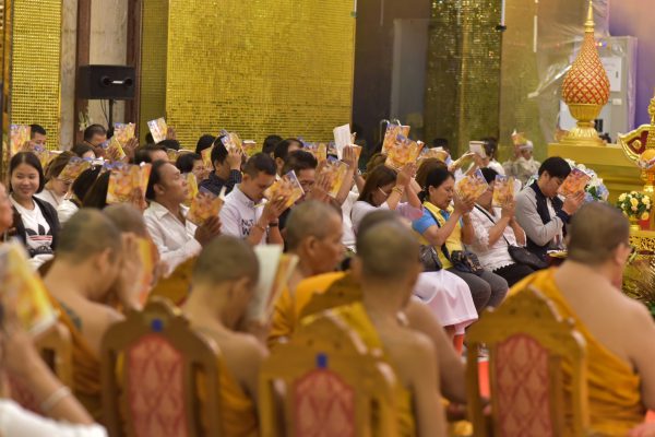 วัดไผ่ล้อม จัดพิธีสวดมนต์ข้ามปี วิหารหลวงพ่อพูล