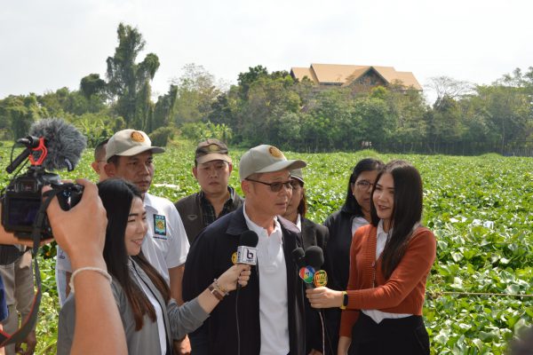 รองอธิบดีกรมโยธาธิการและผังเมืองพร้อมด้วยผู้อำนวยการโครงการส่งน้ำและบำรุงรักษานครปฐม และหน่วยงานที่เกี่ยวข้อง ลงพื้นที่ตรวจสอบพร้อมเร่งแก้ไขปัญหาผักตบชวาอย่างเร่งด่วน