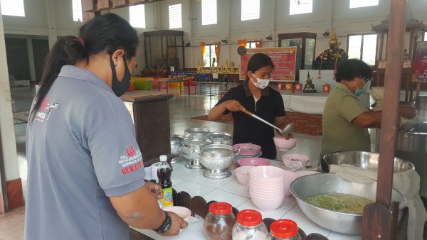 สุพรรณบุรี วัดเถรพลายทำก๋วยเตี๋ยวให้ชาวบ้านทานฟรี ลดผลกระทบไวรัสโควิด19