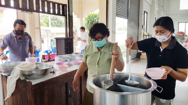 สุพรรณบุรี วัดเถรพลายทำก๋วยเตี๋ยวให้ชาวบ้านทานฟรี ลดผลกระทบไวรัสโควิด19