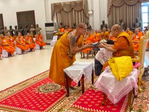 เจ้าอาวาสวัดไผ่ล้อม ถวายเงินหนึ่งแสนร่วมโครงการอบรมพระธรรมทูตสายต่างประเทศ