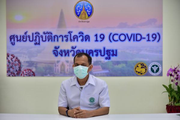 วันที่ 31 มีนาคม 2563 ที่ศูนย์ COVID-19 นครปฐม ศาลากลางจังหวัดนครปฐม นายแพทย์ชัช จันทร์งาม รองนายแพทย์สาธารณสุขจังหวัดนครปฐม ได้ออกมาชี้แจงว่าโรงพยาบาลบางเลนไม่ได้ปิดให้บริการ สืบเนื่องจากการที่มีข่าวทางโซเชียลมีเดีย และทางข่าวทั่วไปว่าโรงพยาบาลบางเลน จังหวัดนครปฐม ปิดให้บริการนั้น สำนักงานสาธารณสุขจังหวัดนครปฐม ขอชี้แจงให้ทราบว่า เนื่องจากเมื่อวันที่ 26 มีนาคม 2563 มีผู้ป่วยปอดอักเสบมาใช้บริการที่โรงพยาบาลบางเลน โดยไม่ทราบมาก่อนว่าตัวเองติดเชื้อ COVID-19 ทำให้มีบุคลากรของโรงพยาบาลบางเลน ประกอบด้วยแพทย์ 2 คน พยาบาล 10 คน และเจ้าหน้าที่ทั่วไป 7 คน มีความเสี่ยงสูงที่จะติดโรค ดังนั้นทางโรงพยาบาลบางเลน จึงได้ปรับการให้บริการสำหรับประชาชนชาวอำเภอบางเลน ดังนี้ กรณีคนไข้อุบัติเหตุฉุกเฉิน ยังสามารถไปใช้บริการที่โรงพยาบาลบางเลนได้ ส่วนคนไข้ทั่วไปซึ่งเป็นผู้ป่วยนอกสามารถใช้บริการที่โรงพยาบาลส่งเสริมสุขภาพประจำตำบล และสามารถใช้บริการที่โรงบาลใกล้เคียงกัน ประกอบด้วยโรงพยาบาลกำแพงแสน และโรงพยาบาลดอนตูมได้ สำหรับคนไข้คลอดเมื่อท่านเดินทางไปที่โรงพยาบาลบางเลน จะมีการให้ส่งตัวท่านไปทำการคลอดที่โรงพยาบาลกำแพงแสน และกรณีที่เป็นคนไข้ที่มารับบริการตามปกติสามารถรับบริการได้ แต่หากจำเป็นจะต้องรับไว้รักษาตัวภายใน ทางโรงพยาบาลบางเลนจะส่งท่านไปพักรักษาตัวที่โรงพยาบาลกำแพงแสน จะเห็นได้ว่าโรงพยาบาลบางเลน ยังดำเนินการให้บริการตามปกติ เพียงแต่ปรับรูปแบบการให้บริการ เพราะฉะนั้นประชาชนชาวอำเภอบางเลนทุกคนยังได้รับบริการเหมือนเดิม แต่อาจมีความไม่สะดวกอยู่บ้าง ในการที่จะต้องไปรับบริการเพิ่มเติมที่โรงพยาบาลในอำเภออื่นเท่านั้น สำนักงานสาธารณสุขจังหวัดนครปฐม ขอยืนยันอีกครั้งหนึ่งว่า โรงพยาบาลบางเลนไม่ได้ปิดบริการ ท่านยังสามารถใช้บริการได้ตามที่แจ้งไปเบื้องต้น เพราะฉะนั้นประชาชนชาวอำเภอบางเลนทุกคน ยังสามารถใช้บริการด้านสาธารณสุขได้เหมือนเดิม สำหรับกรณีผู้ป่วยนอกท่านสามารถรับยาได้ที่ โรงพยาบาลส่งเสริมสุขภาพประจำตำบลที่อยู่ใกล้บ้านท่าน ซึ่งเห็นว่าเป็นการอำนวยความสะดวกได้มากขี้น ซึ่งทุกโรงพยาบาลอื่นๆก็ใช้วิธีการเช่นเดียวกันนี้ ส่วนกรณีที่ท่านมีอาการป่วยหนักหรืออุบัติเหตุ สามารถมารับบริการเป็นผู้ป่วยฉุกเฉินได้ที่โรงพยาบาลตลอด 24 ชั่วโมง หากมีข้อสงสัยสามารถสอบถามเพิ่มเติมได้ที่ สนง.สาธารณสุขจังหวัดนครปฐม หมายเลขโทรศัพท์ 065- 9402374 หรืองานประชาสัมพันธ์โรงพยาบาลบางเลน หมายเลข 034-391126, 034-391129 สำนักงานประชาสัมพันธ์จังหวัดนครปฐม ภาพ/ข่าว