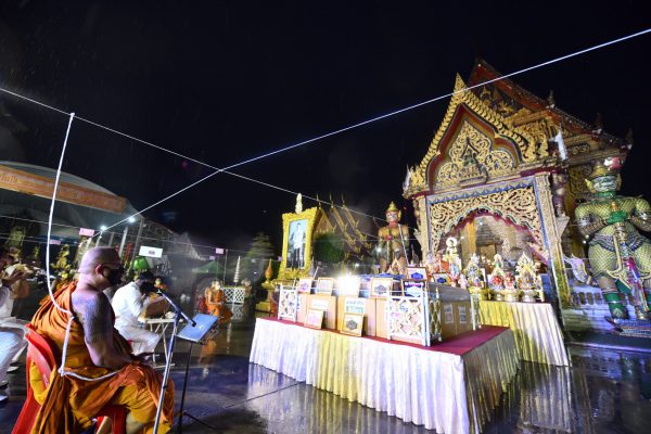 นครปฐม วัดไผ่ล้อมสวดเจริญพระพุทธมนต์วันสงกรานต์สู้สายฝนเสริมมงคลหน้ากากผ้ามัสลิน “ยันต์นะปัดตลอด”