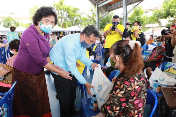 พช. จับมือ สภาสตรีฯ เยือนถิ่นอีสานลงพื้นที่อุดรธานีและหนองคาย มอบถุงยังชีพบรรเทาทุกข์ “โครงการ เติมความสุข บรรเทาความทุกข์ ด้วยการแบ่งปัน”