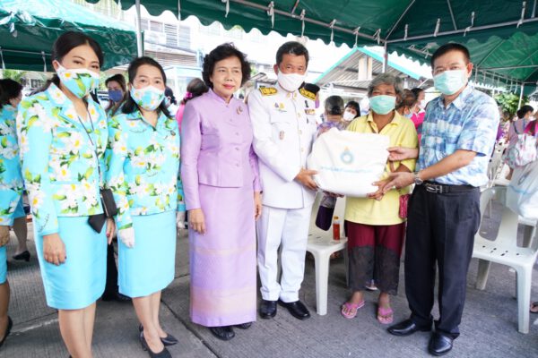 พช.ร่วมกับ สภาสตรีแห่งชาติฯ มอบถุงยังชีพช่วยเหลือแบ่งปันให้ชาวชุมชนวัดโสมนัสฯ คลายทุกข์วิกฤตไวรัสโควิด-19 ในโครงการ “เติมความสุข บรรเทาความทุกข์ ด้วยการแบ่งปัน” เพื่อถวายเป็นพระราชกุศล เนื่องในวันคล้ายวันพระราชสมภพ สมเด็จพระนางเจ้าฯ พระบรมราชินี