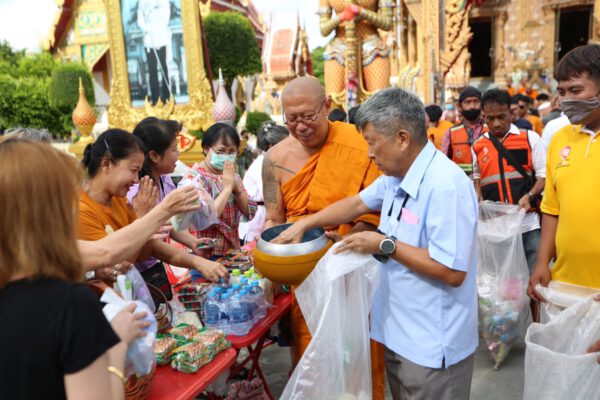 พุทธศาสนิกชนร่วมสืบสานวัฒนธรรม ตักบาตรเทโวโรหณะวันออกพรรษา ณ วัดไผ่ล้อม