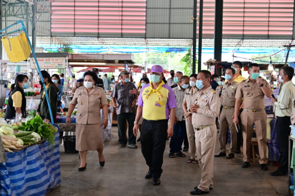 รองผู้ว่าราชการจังหวัดนครปฐม ลงพื้นที่ตรวจสอบร้านอาหารและตลาด ตามมาตรการป้องกันการแพร่ระบาดของโรค