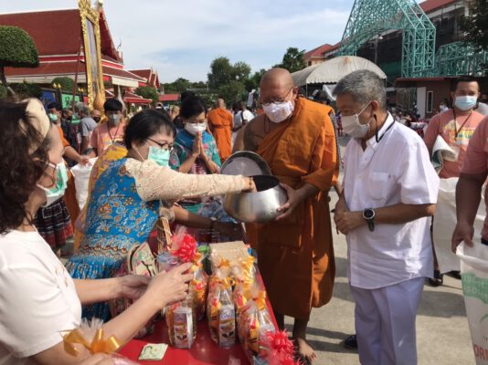 นครปฐม วัดไผ่ล้อม พุทธศาสนิกชนร่วมสืบสานวัฒนธรรมประเพณีพิธีตักบาตรเทโวโลหณะ