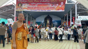 หลวงพี่น้ำฝนวัดไผ่ล้อม จัดหนัก ข้าวสารอาหารแห้งนับหมื่นถุงและคณะศิษย์สมทบทุน แจกเงินสด มีอาหารฟรีตลอดวัน ในงานทิ้งกระจาดประจำปี 2566